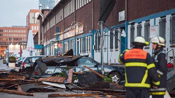 Muere un hombre tras el paso de un tornado por Hamburgo