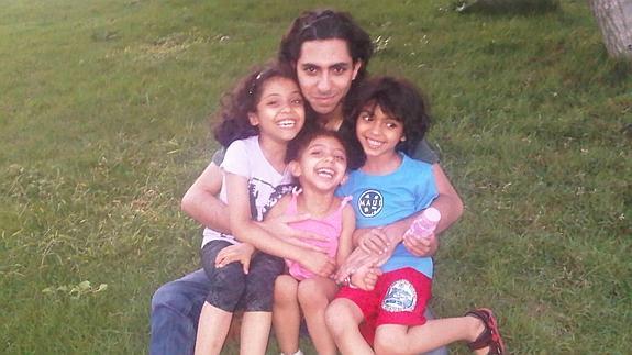 Raif Badawi, con sus tres hijos.