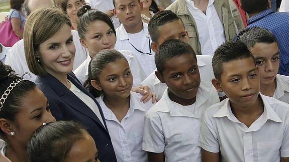 La Reina Letizia, durante la visita que ha realizado a una escuela en El Salvador.