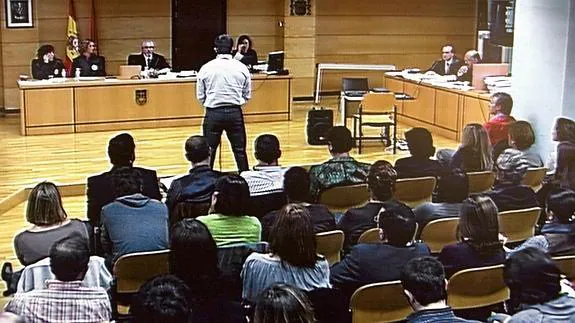 Imagen capturada de la televisión de un momento de un juicio con jurado popular.