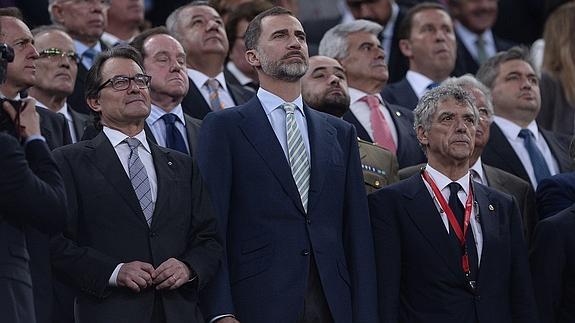 El rey Felipe VI escucha junto al presidente de la Generalitat, Artur Mas, el himno de España en la final de la Copa del Rey de fútbol. 