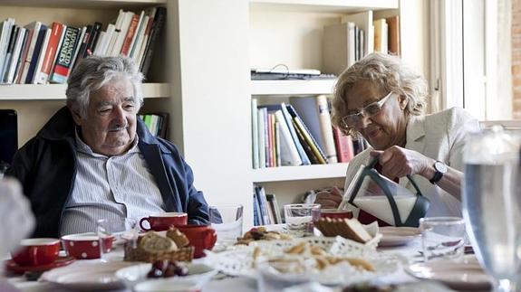 Carmena y Mújica, durante el desayuno.