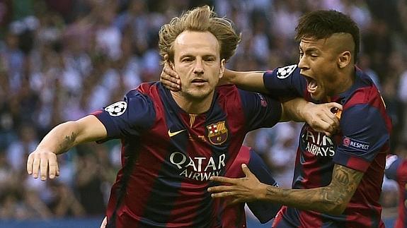 Rakitic (i) celebra un gol. 