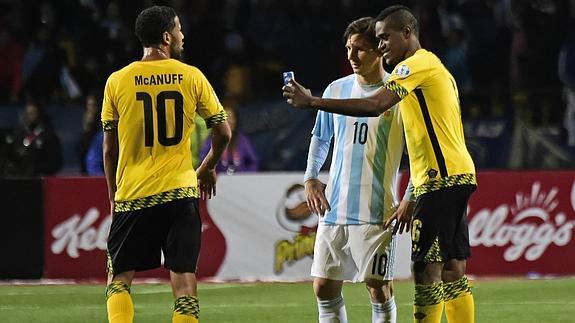 Messi posa junto al jamaicano DeShorn Brown para un selfie.