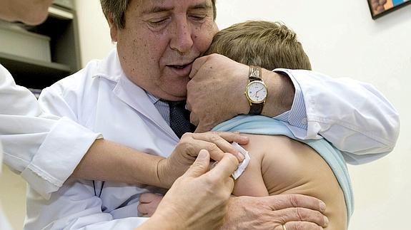 Un niño recibiendo una vacuna.
