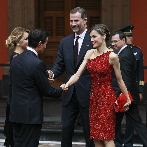 Los Reyes saludan al presidente mexicano y a su esposa en la cena oficial.