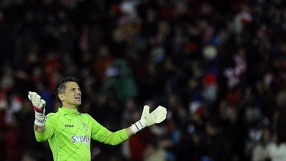 Roberto, en un partido con el Granada. 