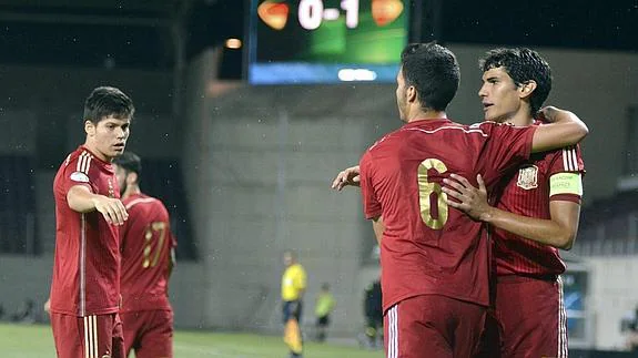 Jorge Meré (i), Mikel Merino (c) y Jesús Vallejo (d) celebran un gol de España.