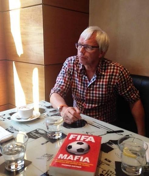 Thomas Kistner, durante la entrevista con su libro 'FIFA Mafia'. 