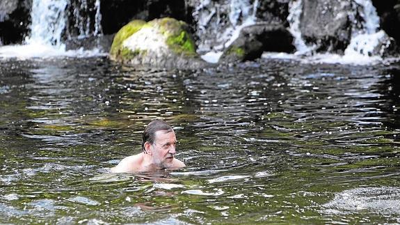 Mariano Rajoy, en el río Umia, en Meis (Pontevedra).