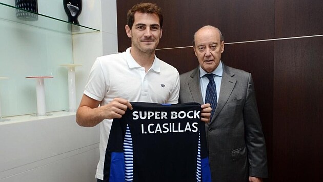 Casillas y Pinto da Costa, durante la presentación del portero. 