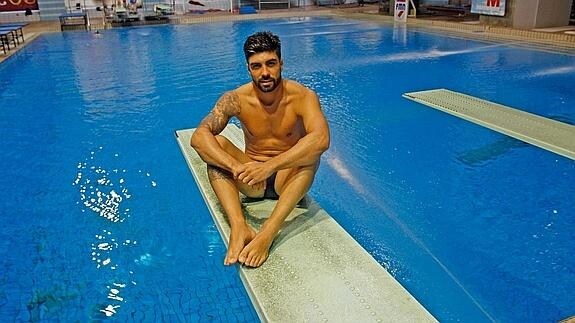 Carlos Gimeno posa en las piscinas del Mundial 86. 