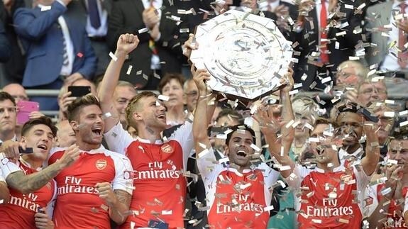 Arteta levanta el título para el Arsenal. 