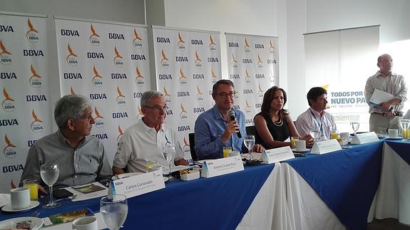 De izda a derecha: Carlos Coronado, alcalde de Cartagena; Andrés Ciudad, subdirector Ruta BBVA; Óscar Cabrera, presidente ejecutivo BBVA Colombia, Sandra Howard, viceministra de Turismo de Colombia y Alberto Hincapié, director BBVA norte de Colombia.