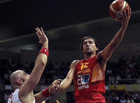 Llull (d) lanza a canasta. 