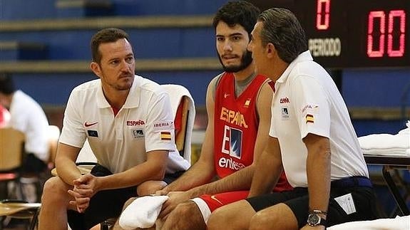 Álex Abrines charla con Scariolo. 