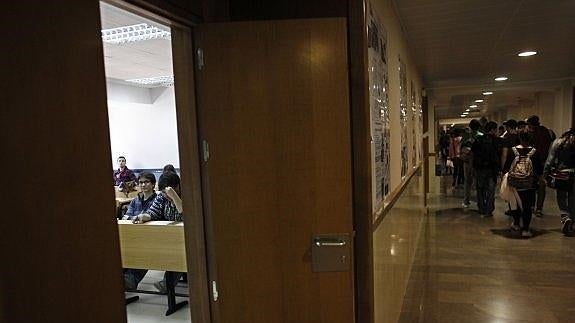 Unos alumnos esperan a la llegada del profesor, en un aula de la Universidad Complutense de Madrid.