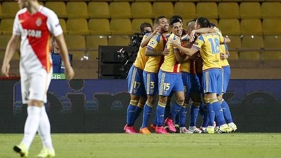 Los jugadores del Valencia celebran el gol de Negredo. 