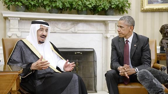 Barack Obama conversa con el monarca de Arabia Saudí, el rey Salmán.