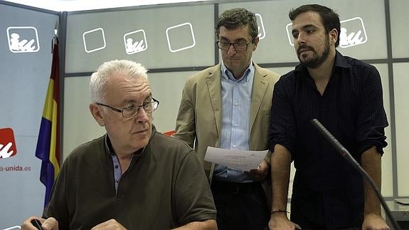 Cayo Lara (i), José Luis Centella (c) y Alberto Garzón.