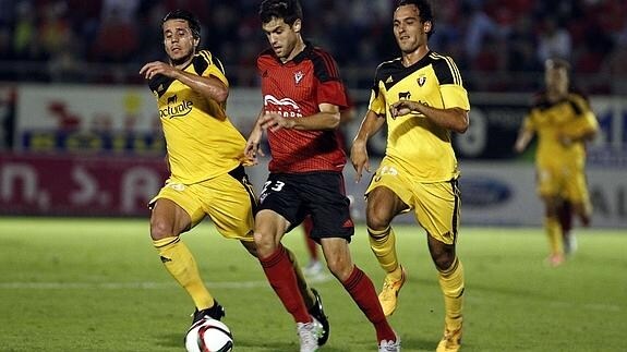 Los jugadores del Mirandés y Osasuna en el partido de Copa del Rey. 