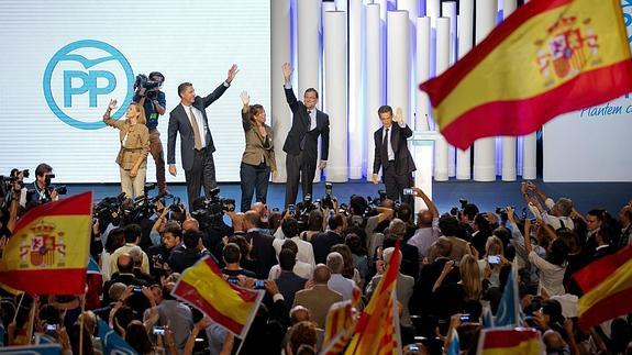 Cospedal, García Albiol, Sánchez-Camacho, Rajoy y Sarkozy, durante el acto de cierre de campaña del PP.