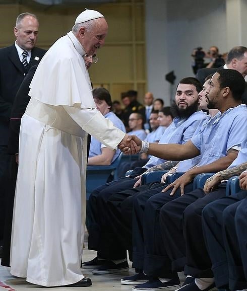 El Papa saluda a los presos de un correccional de Filadelfia.