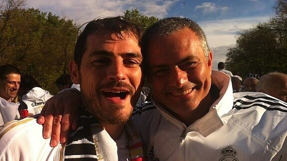 Iker Casillas y José Mourinho, en plena celebración por el título de Liga. 