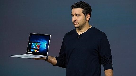 Panos Panay presenta Surface Book.