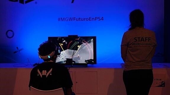 Un joven prueba PlayStation VR.