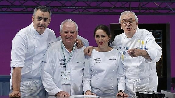 Los cocineros Juan Mari Arzak (2i), su hija Elena (2d) y su equipo, Igor Zalakain (i) y Xabier Gutiérrez (d), posan antes de la elaboración de sus platos en el congreso San Sebastián Gastronomika.