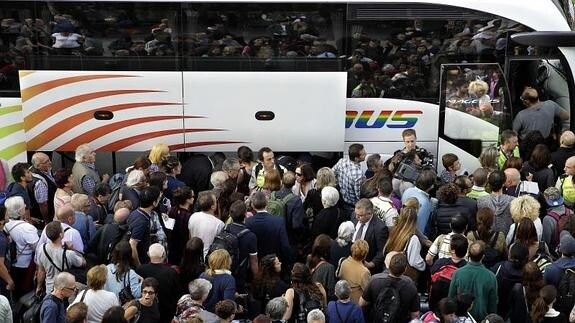 Cientos de pasajeros se agolpaban esta mañana en la estación de Sants de Barcelona. 