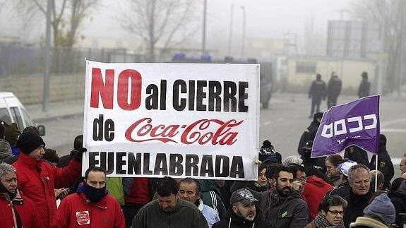 Trabajadores de Coca-Cola protestan por el cierre de la planta.
