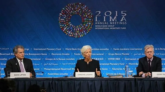 El primer vicepresidente del Fondo Monetario Internacional (FMI), David Lipton (i), la directora gerente del (FMI), Christine Lagarde, y el protavoz del FMI, Gerry Rice (d).