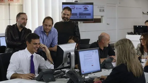 Sánchez inaugura el 'call center' instalado en la sede de Ferraz de cara a las elecciones generales. 