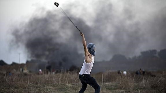 Un palestino se enfrenta a las fuerzas israelíes en Gaza. 