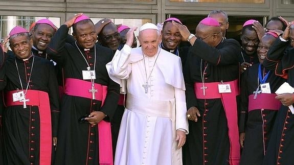 El papa Francisco (centro) posa junto a obispos y cardenales durante un receso en el sínodo de obispos.