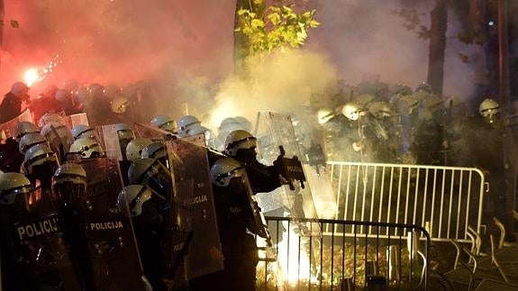 Los manifestantes lanzaron piedras y petardos contra los agentes.