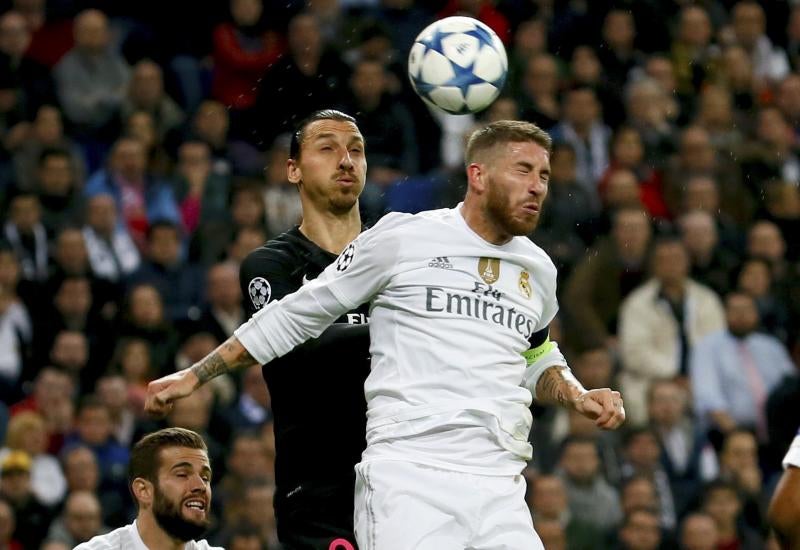 Ramos e Ibrahimovic disputan un balón. 