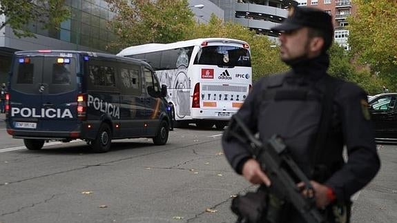 El autobús del Real Madrid, en su llegada al Santiago Bernabéu. 