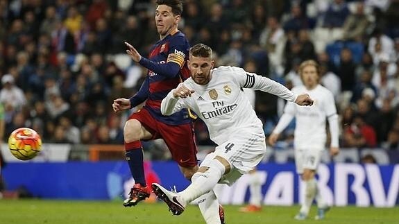 Sergio Ramos y Leo Messi, durante el partido. 