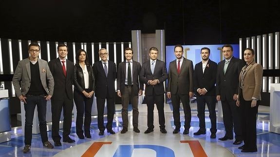 Iñigo Errejon (Podemos), Andres Herzog (UPyD), Montse Surroca (Unió) , Miguel Puig (Democràcia i Llibertat), Pablo Casado (PP) , el periodista y moderador, Julio Somoano, Antonio Hernando(PSOE), Alberto Garzon (Unidad Popular-Izquierda Unida) , Aitor Esteban(PNV) y Marta Rivera (Ciudadanos), i-d., poco antes del debate electoral celebrado en RTVE.