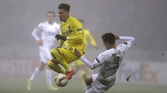 Samu Castillejo (i) pelea por el balón con Ales Mateju. 