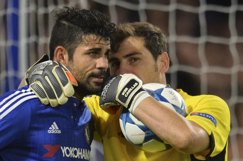 Diego Costa (i) y Casillas, en el encuentro entre Chelsea y Oporto. 