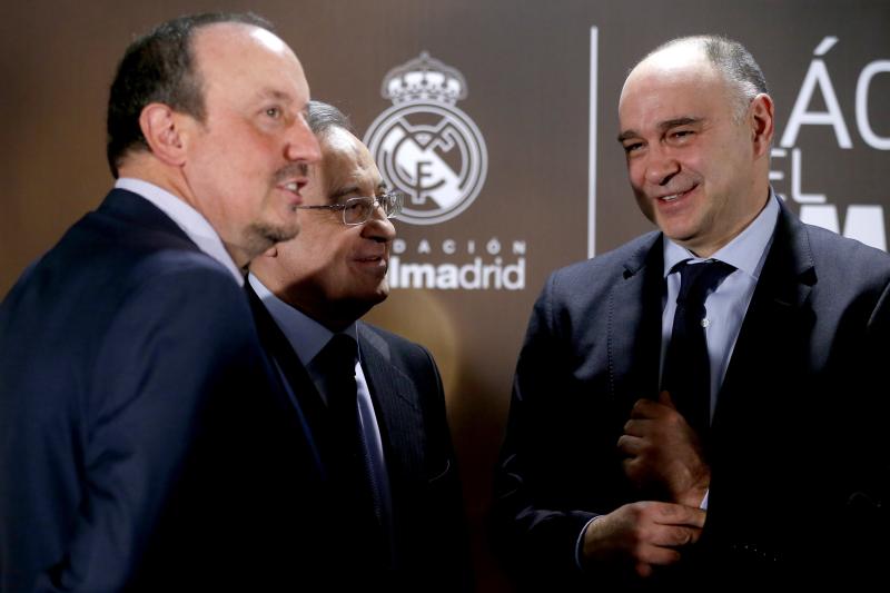 Florentino Pérez, junto a Rafa Benítez (i) y Pablo Laso (d) en un acto del club blanco. 