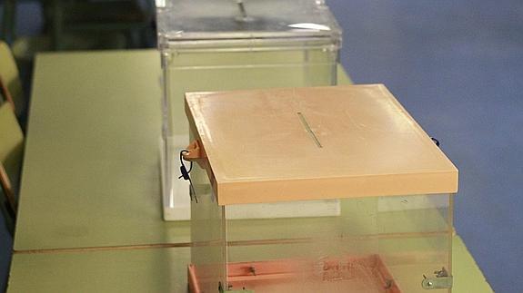 Urnas preparadas en una mesa electoral.