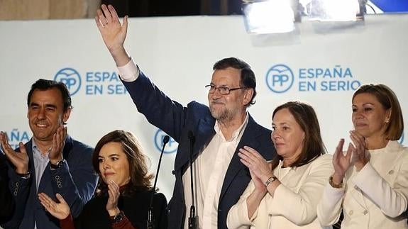 Rajoy (c.), junto a su mujer y otros dirigentes del PP. 