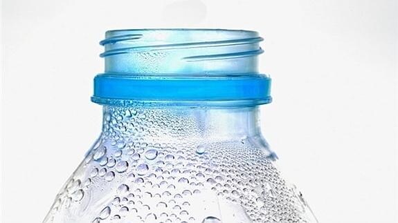 Una botella de agua. 
