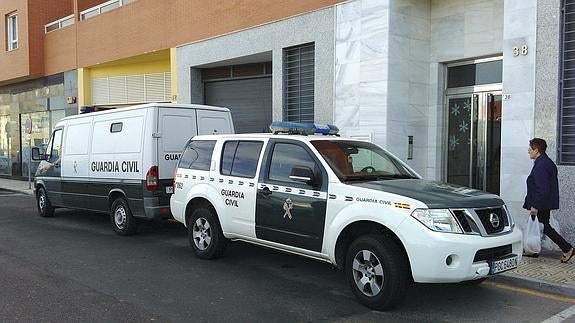 La Guardia Civil custodia las puertas de los juzgados de Roquetas de Mar.