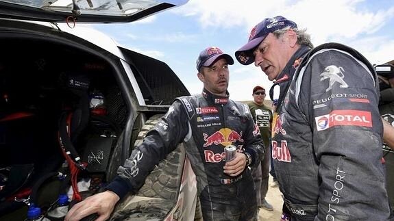 Carlos Sainz (d) conversa con Sebastian Loeb. 